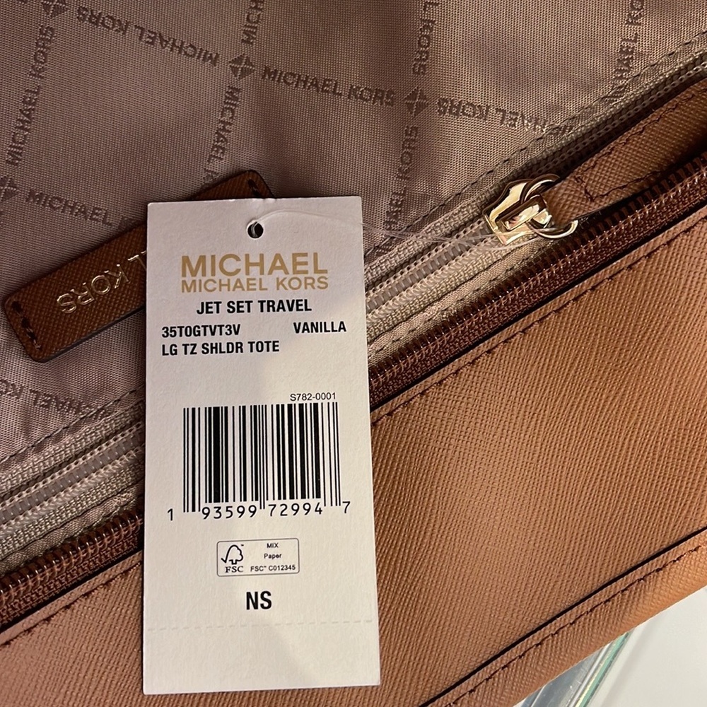 MICHAEL KORS
Jet Set Travel Large Logo Tote Shoulder Bag
COLOR VANILLA 
NWT - Picture 6 of 16